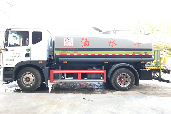 洒水车