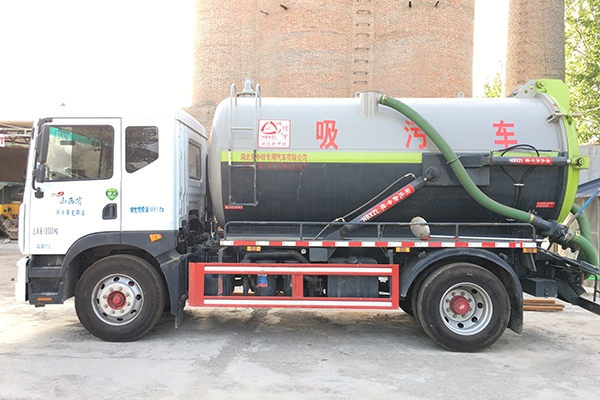 吸污车